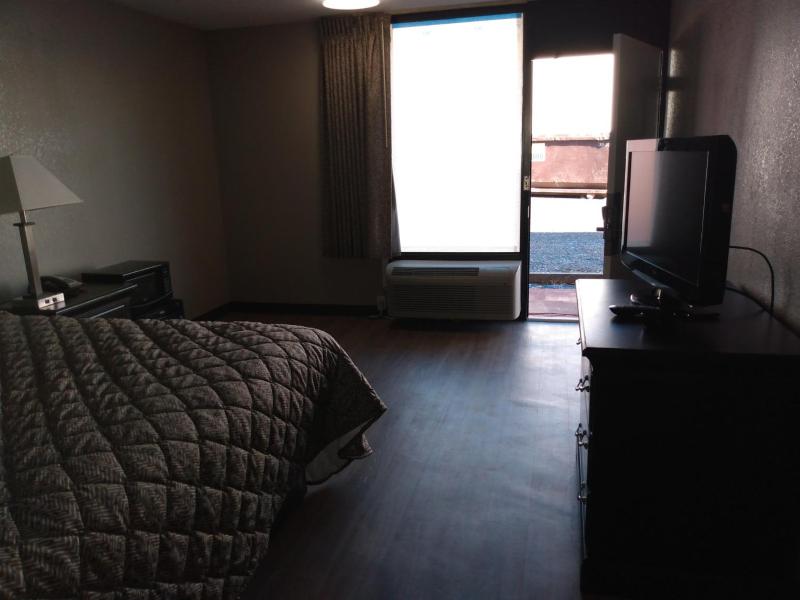 Standard King Room image 3