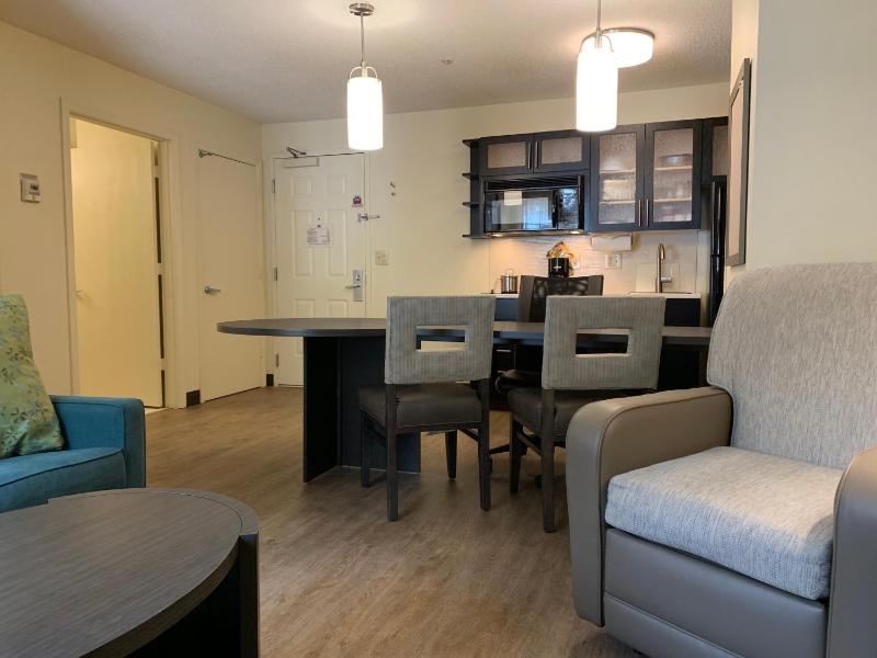 One Bedroom Suite with One Queen Bed image 4