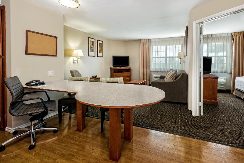 Queen Suite - Non-Smoking image 3