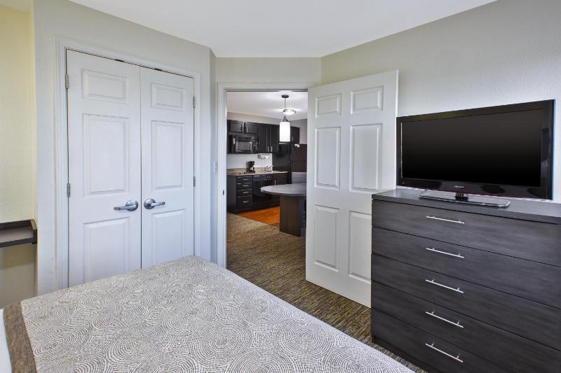 One-Bedroom Queen Suite image 4
