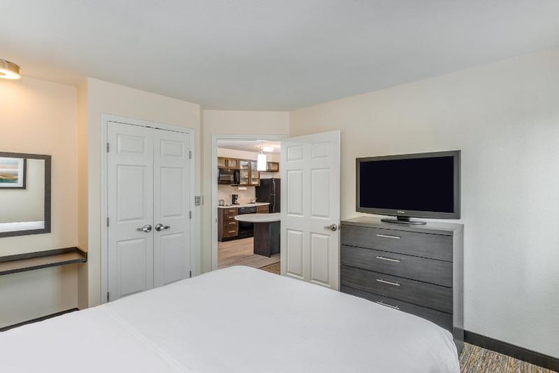 One-Bedroom Suite with Sofa Bed image 3