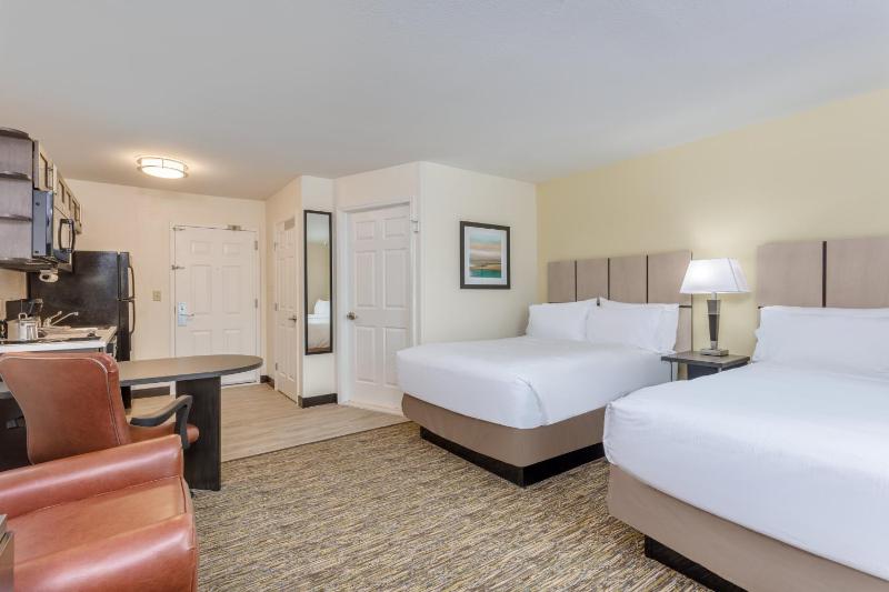 Studio Suite with Two Double Beds image 4