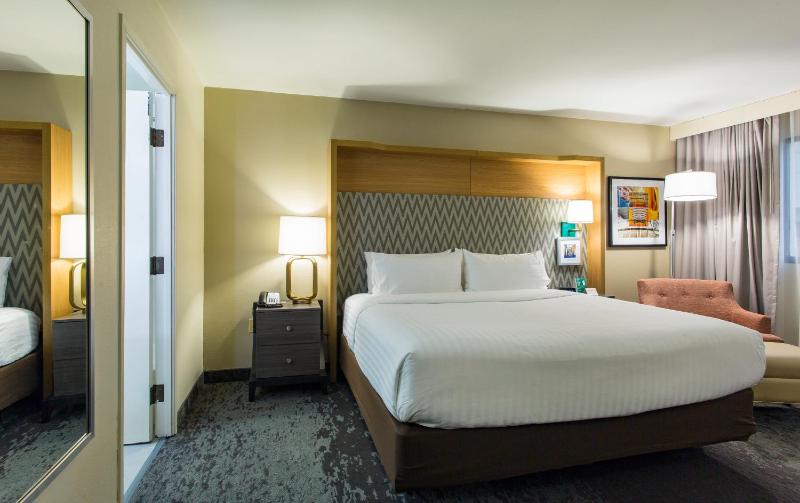 Premium King Room image 2