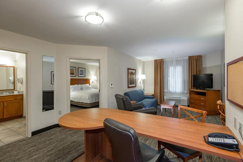 One-Bedroom Suite image 4