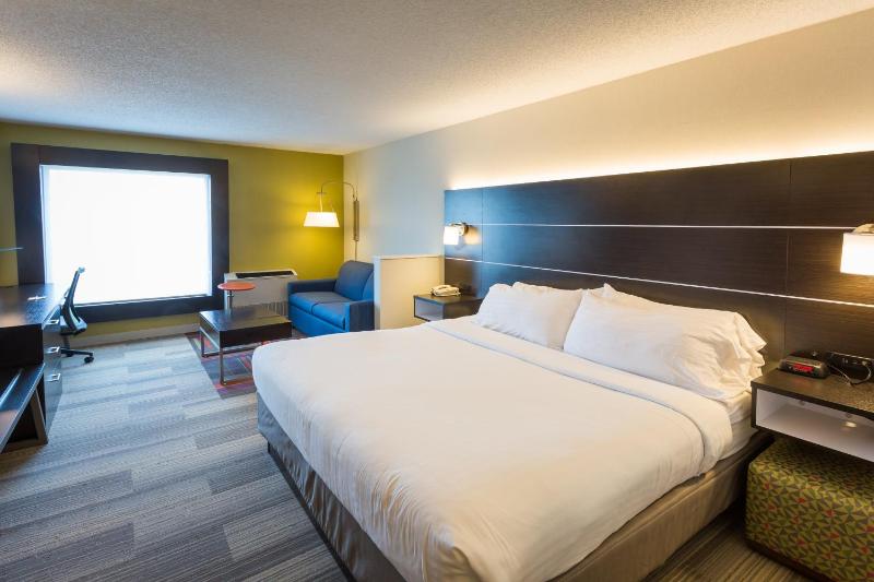 King Suite with Sofa Bed - Non-Smoking image 2