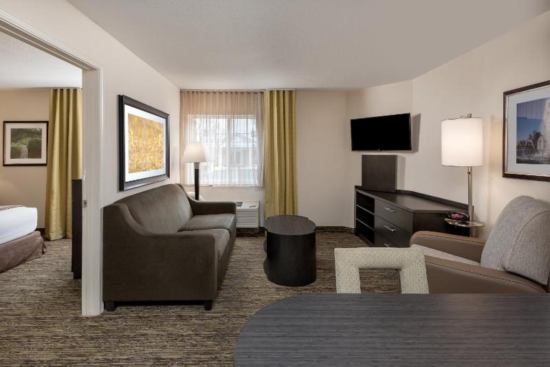 One-Bedroom Suite with Kitchen image 3