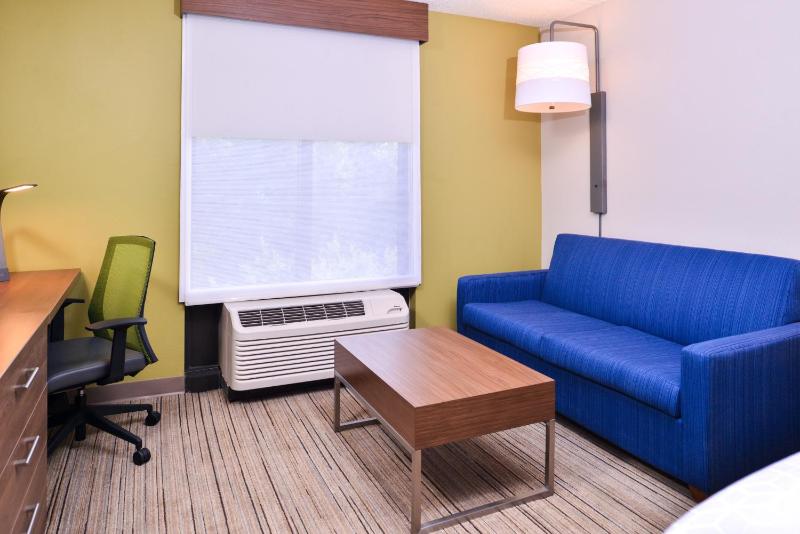Standard King Room with Sofa Bed - Non-Smoking image 4