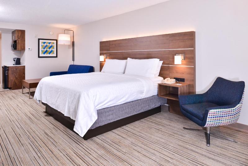 King Suite - Non-Smoking image 4