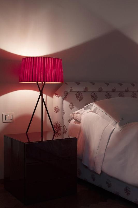 Junior Suite with Balcony Canal View image 4