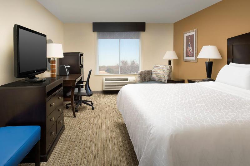 Standard King Room image 2