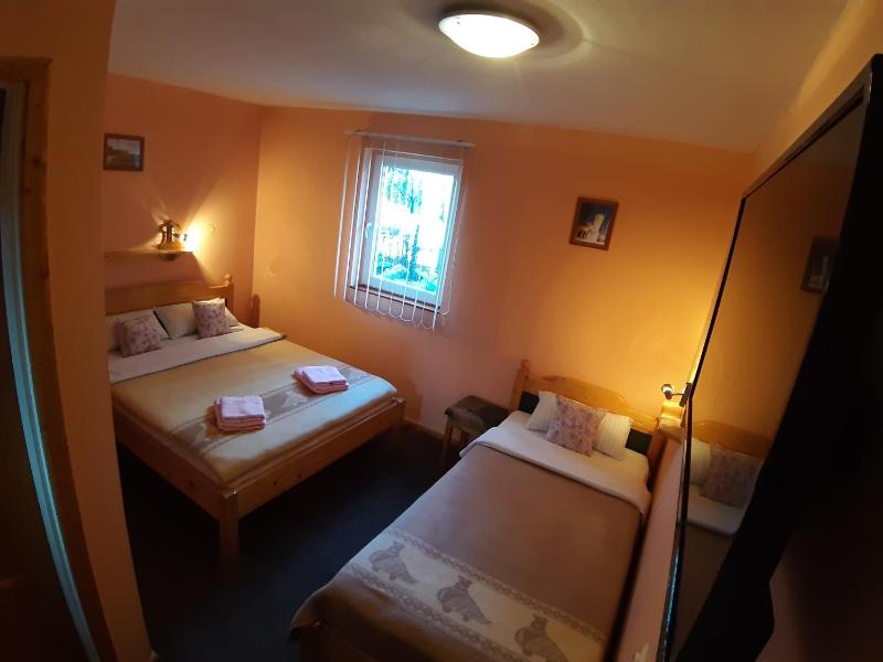 Twin Room with Private Bathroom image 3