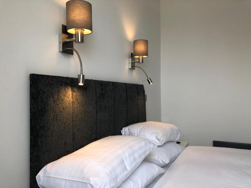 Double Room image 3