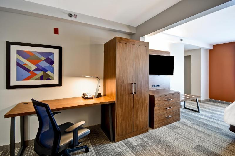 King Suite with Sofa Bed image 4
