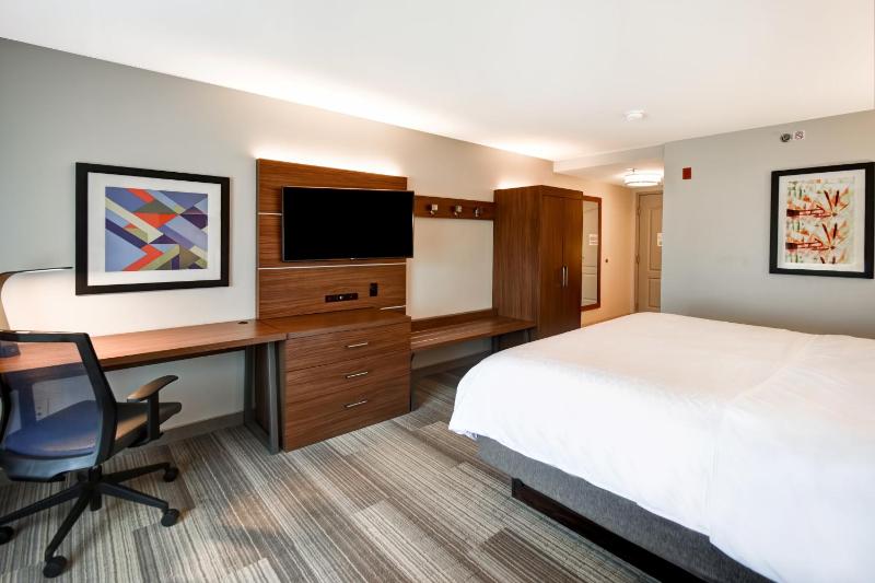 Standard King Room image 3