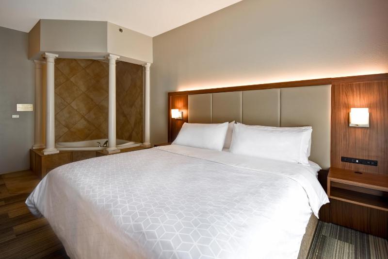 King Suite with Spa Bath image 2