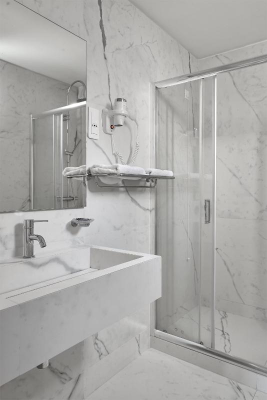 Standard Twin Room image 2