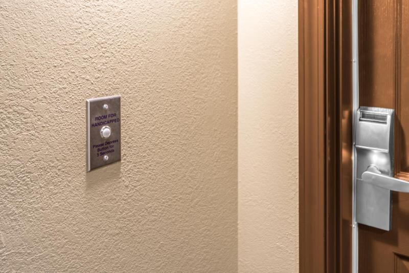 Suite - Hearing Access Roll in Shower/Non-Smoking image 3
