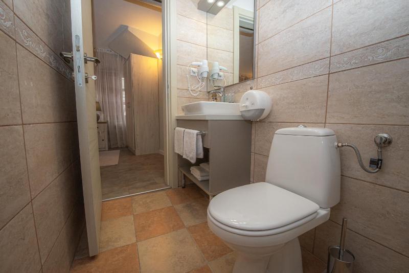 Deluxe King Room image 2