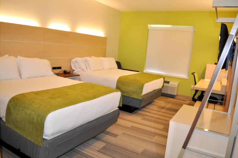 Standard Queen Room with Two Queen Beds image 2