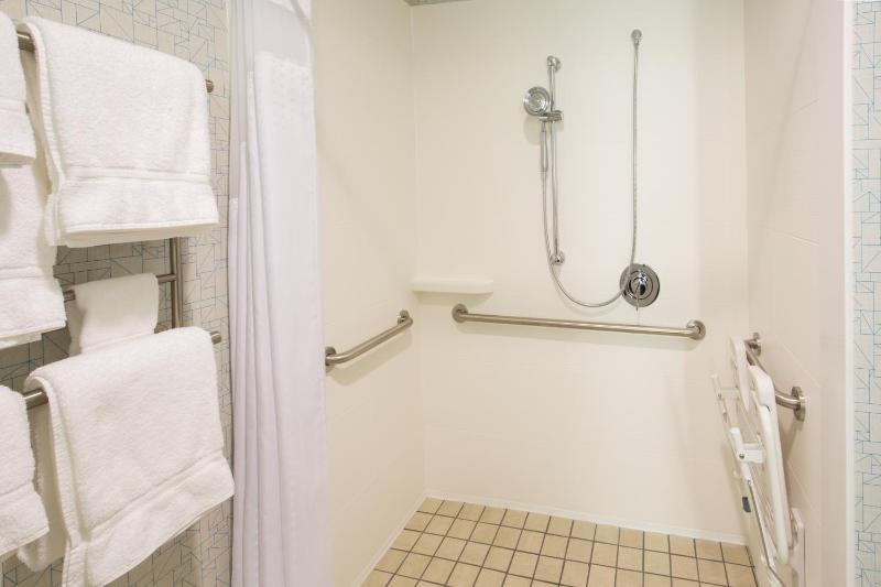 King Room - Hearing Accessible/Non-Smoking  image 3