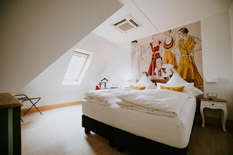 Double Room image 3