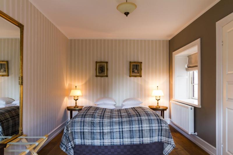 Estate Room with bathtub image 1