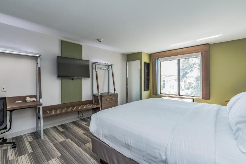 Standard King Room image 4