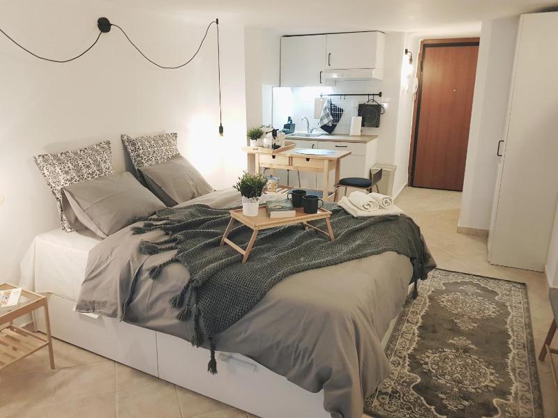 Loui Navarinou Comfy Images