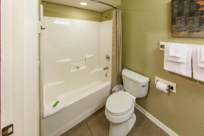 Standard King Room image 2