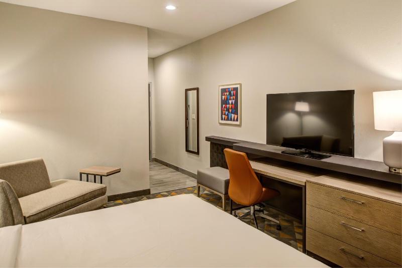 Standard King Room image 1