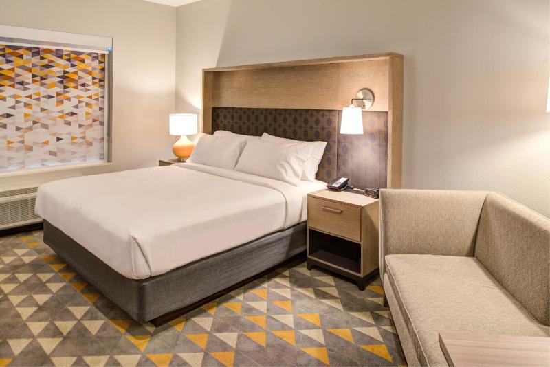 Standard King Room image 3