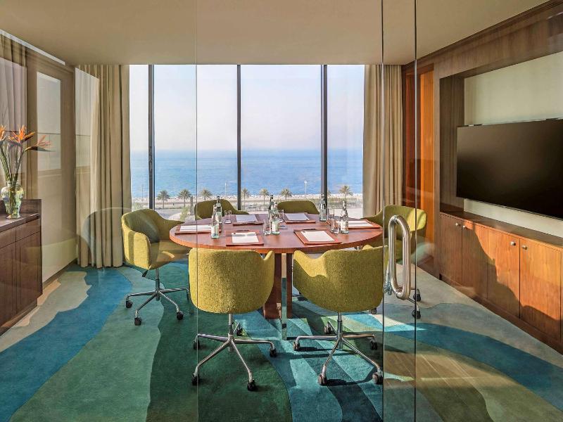 Deluxe One-Bedroom Suite with Balcony and Partial Sea View - Club Lounge Access image 4