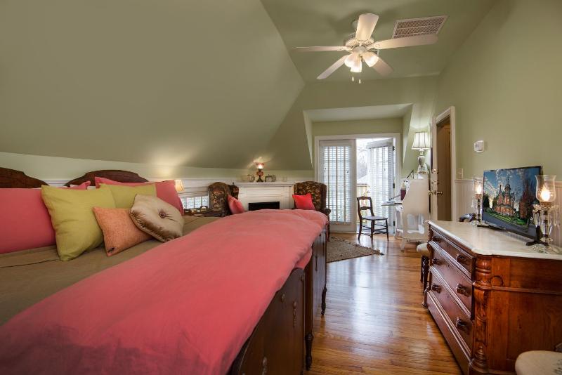 Victoria's Garden Suite image 2