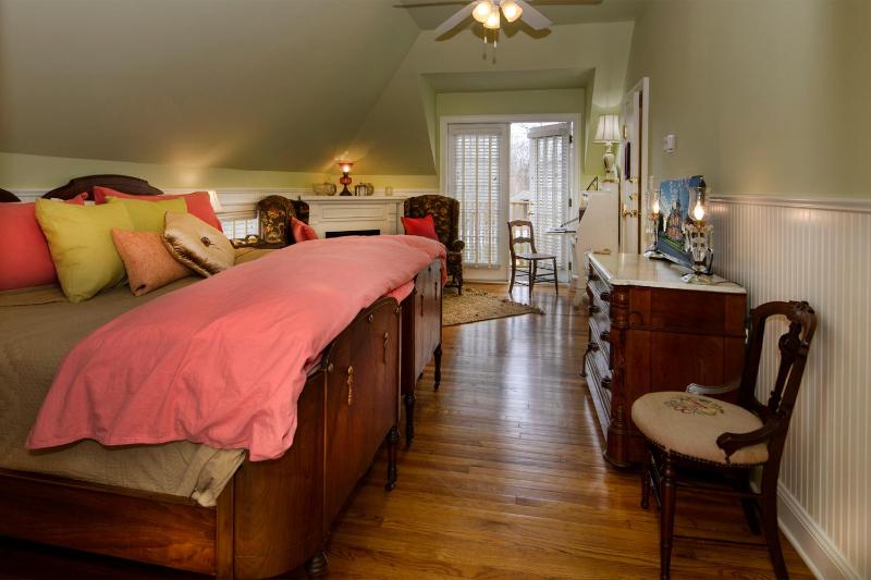 Victoria's Garden Suite image 2