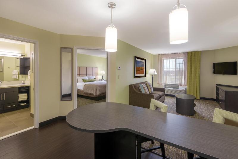 One-Bedroom King Suite with Sofa Bed image 4