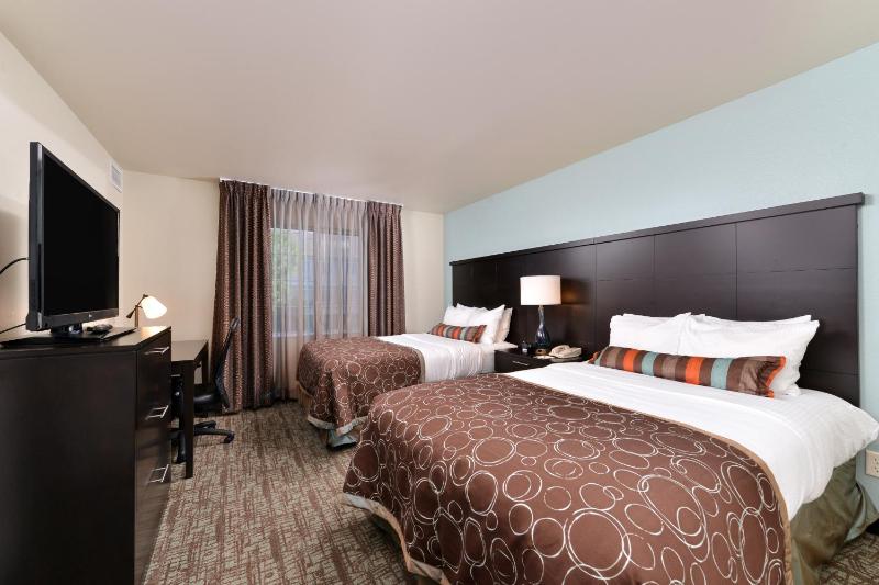 One-Bedroom Suite image 3
