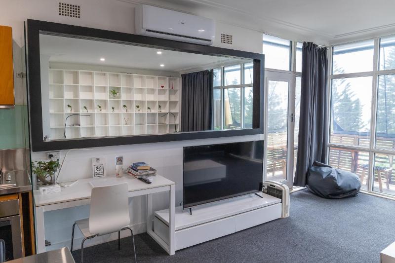 Deluxe Suite with Sea View image 2