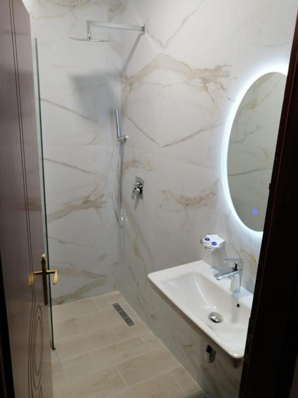 Double Room image 3