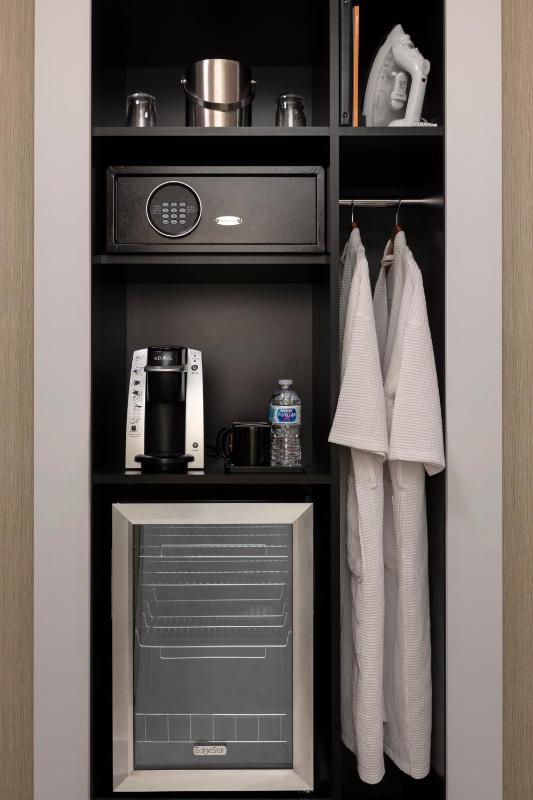 Executive Hotel Pacific - image 2