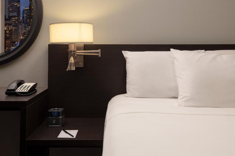 Executive Hotel Pacific - image 3