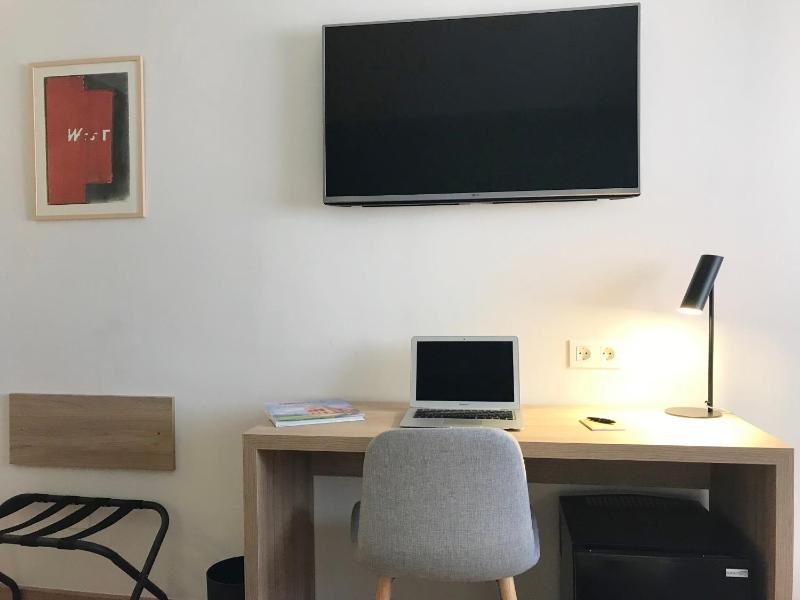 Standard Twin Room image 3
