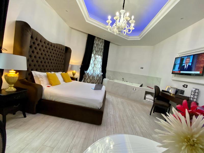 Double Room with Spa Bath image 2