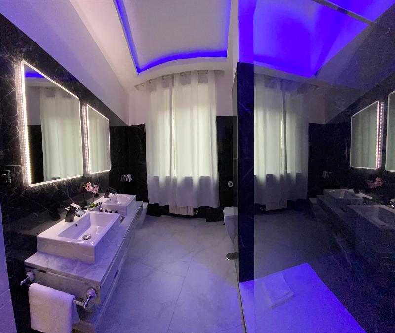 Double Room with Spa Bath image 4