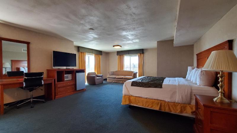 Studio Suite with 2 Queen Beds and 1 King Bed, Non-Smoking image 1