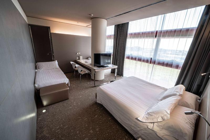 Comfort Queen Room with Extra Single Bed image 1