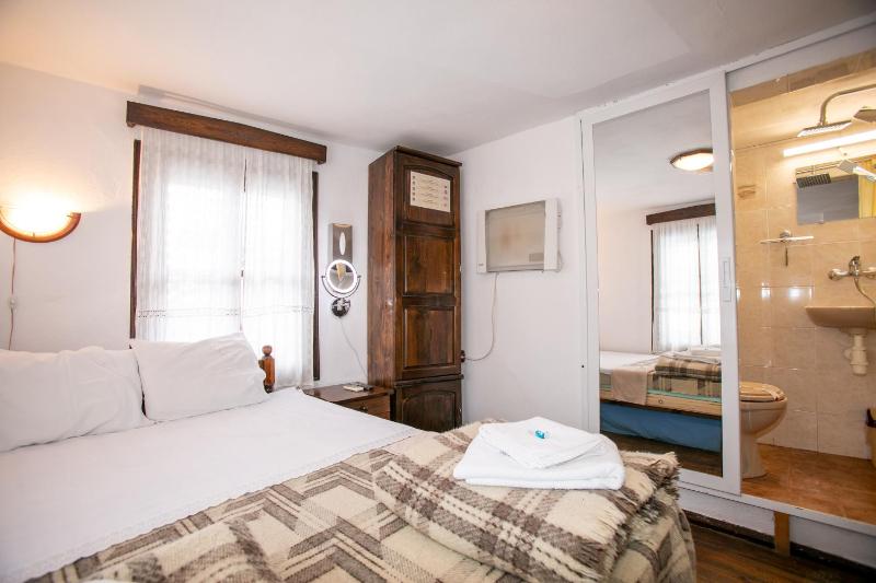 Double Room image 3