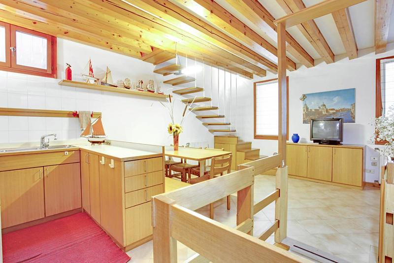 Santi Apostoli - Two-Bedroom Apartment - Split Level - Cannaregio 4358 image 3