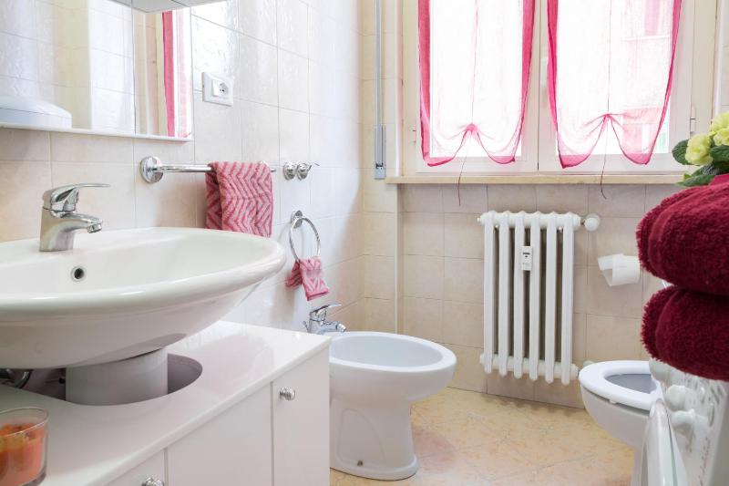 GuestHost - Parma Railway Station Lovely Apartment - image 12