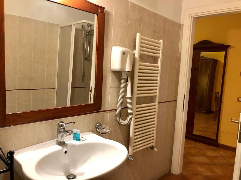 Standard Triple Room image 4