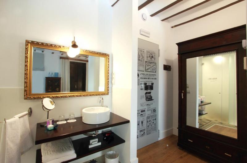 Deluxe Double Room image 2